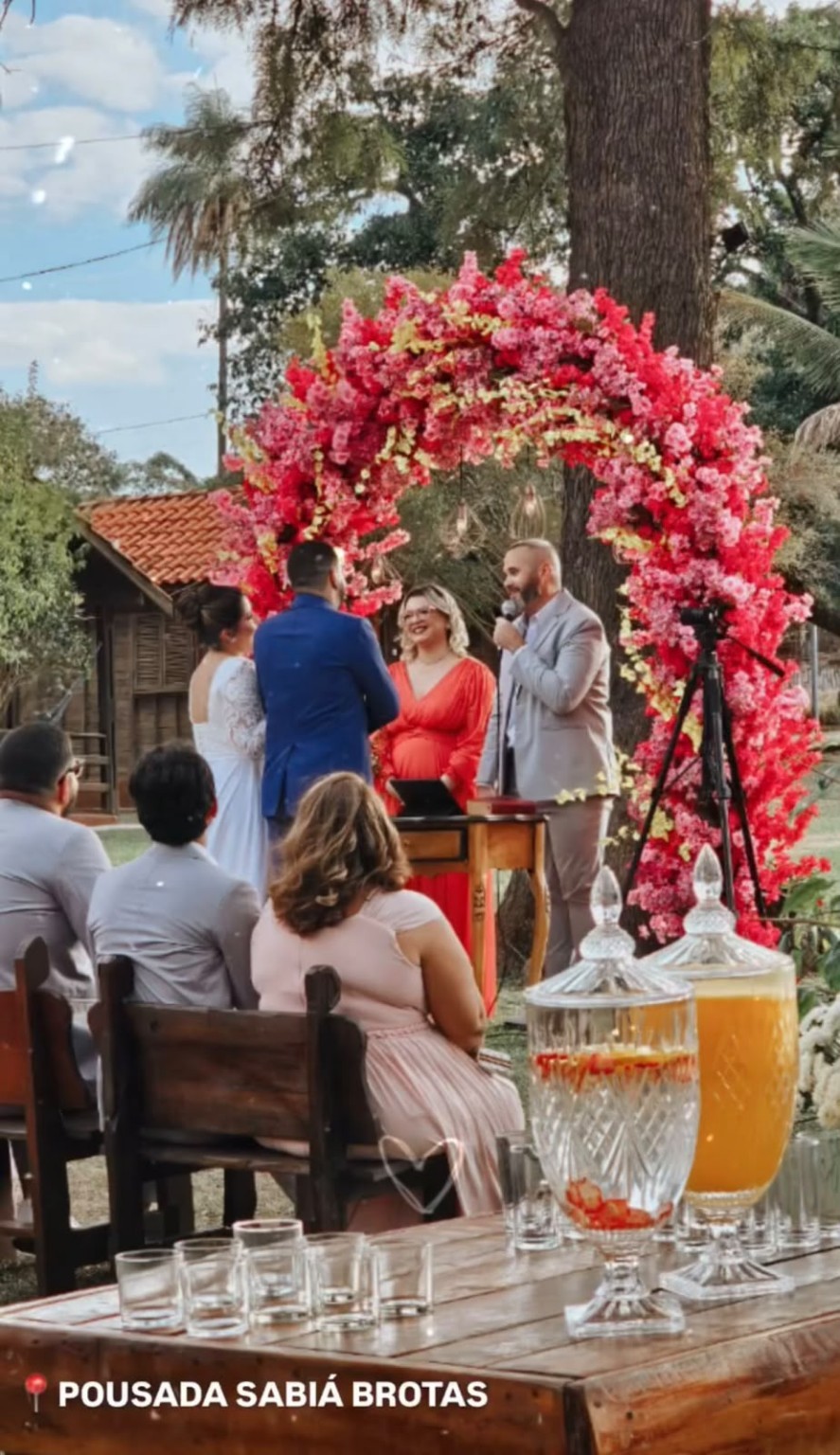 Cerimônia de casamento ao ar livre na Pousada Sabiá